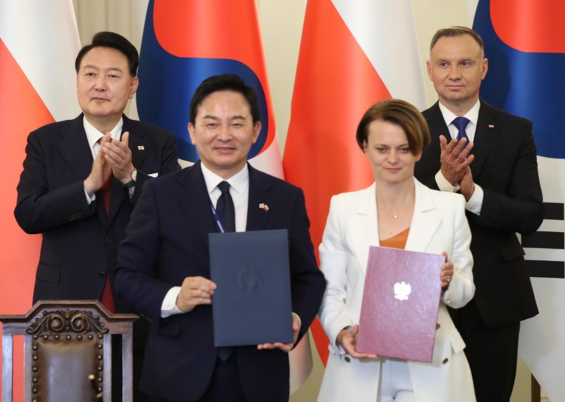 원희룡 국토교통부 장관과 야드비가 에밀레비츄 폴란드 우크라이나 개발협력 전권대표가 13일(현지시간) 폴란드 바르샤바 대통령궁에서 윤석열 대통령과 안제이 두다 폴란드 대통령이 배석한 가운데 우크라이나 재건 협력 양해각서(MOU)를 체결했다.(사진=저작권자(c) 연합뉴스, 무단 전재-재배포 금지)