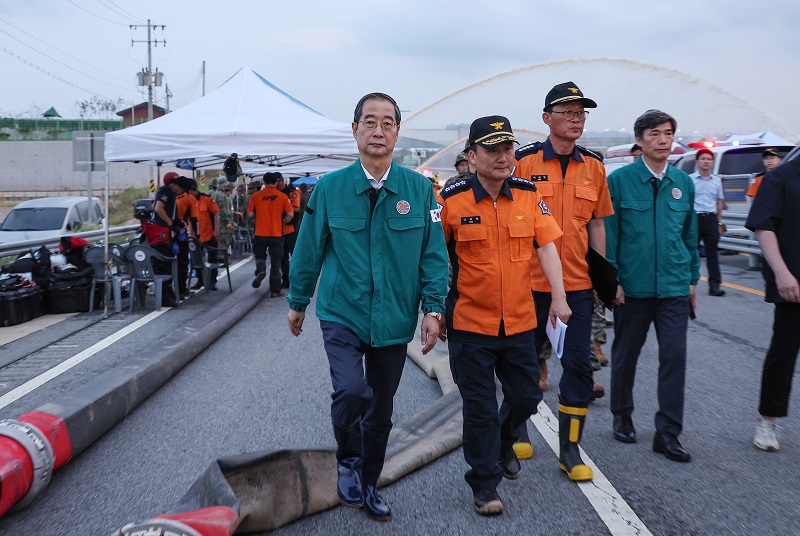 한덕수 국무총리가 미호천 제방 유실로 침수된 충북 청주시 오송읍 궁평2지하차도 현장을 찾아 둘러보고 있다.(사진=저작권자(c) 연합뉴스, 무단 전재-재배포 금지)