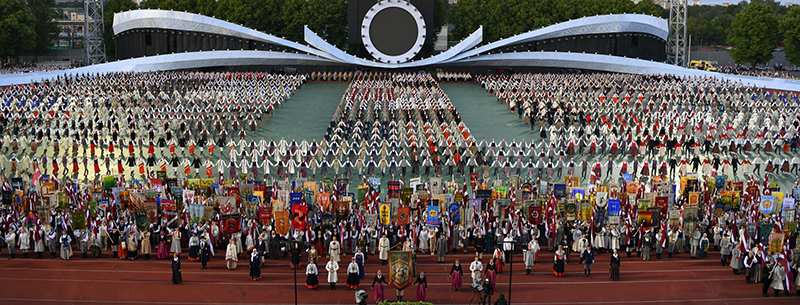 운동장에서 열리는 대규모 전통춤 축제. (사진=Latvian National Centre for Culture Archive)