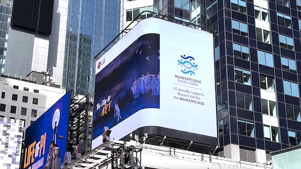 맨하튼 타임스퀘어에서 부산엑스포를 홍보하는 영상이 지속적으로 송출되고 있었다.