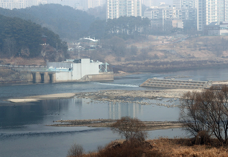 세종시 인근 금강에 설치된 세종보 (사진=저작권자(c) 연합뉴스, 무단 전재-재배포 금지)