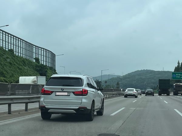 평소 고속도로를 주행할 때에도 지정차로가 준수되는 것을 본적은 드문 것 같다. 많은 차들이 추월차로를 이용해 주행하곤 한다.