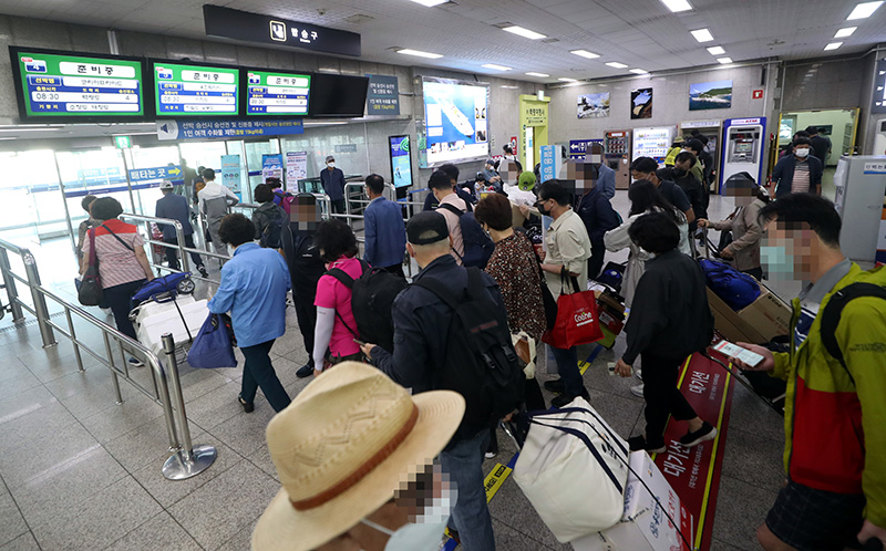 인천시 중구 인천항 연안여객터미널에서 귀성객과 관광객들이 여객선에 승선하기 위해 개찰구를 통과하고 있다. (사진=저작권자(c) 연합뉴스, 무단 전재-재배포 금지)