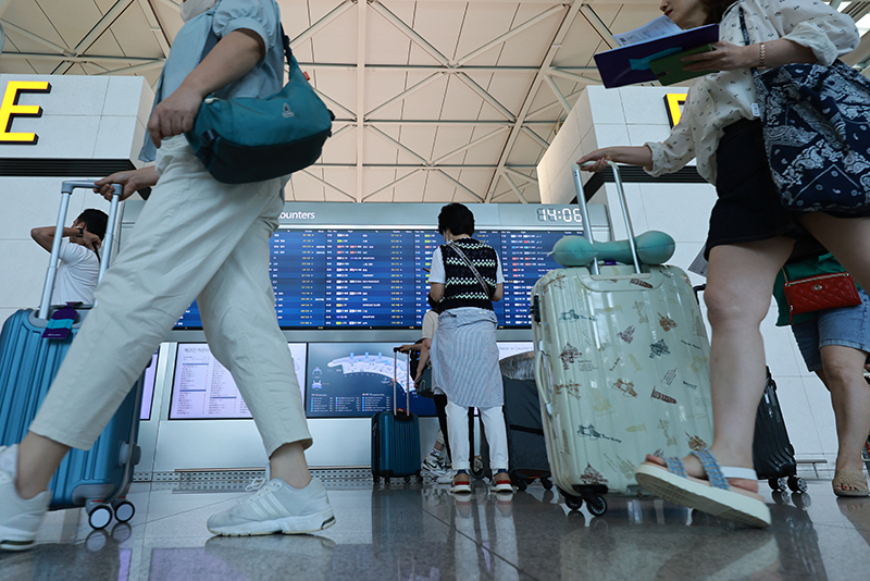 인천국제공항 제1여객터미널에서 이용객들이 출국 수속을 위해 이동하고 있다. (사진=저작권자(c) 연합뉴스, 무단 전재-재배포 금지)
