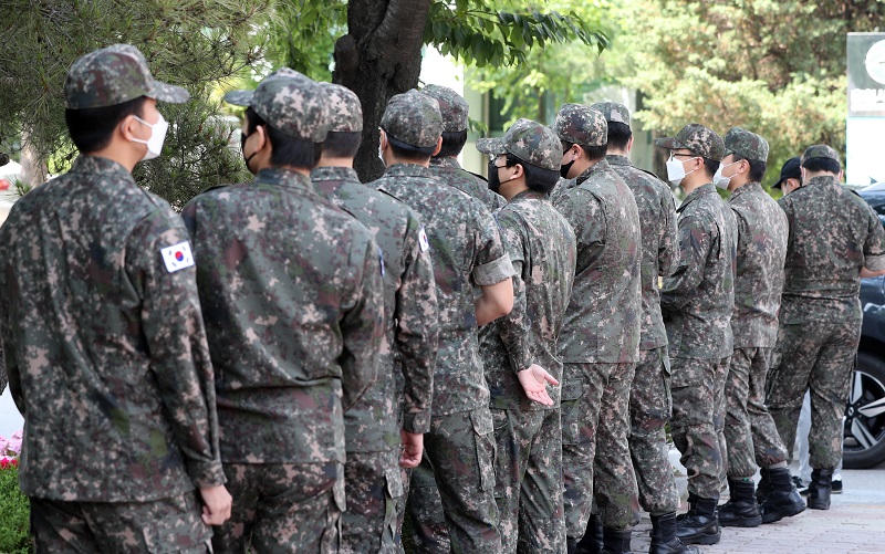 8월 1일부터 임관 예정인 군 간부와 장기복무를 지원한 모든 군 간부는 선발시 건강검진에서 마약류 검사를 받아야 한다. 사진은 군인들이 코로나19 검사를 받기 위해 줄지어 서 있는 모습. (사진=저작권자(c) 연합뉴스, 무단 전재-재배포 금지)