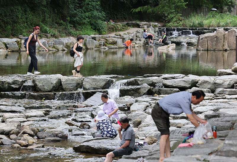 서울 관악구 신림계곡 물놀이장을 찾은 시민들이 계곡물에 발을 담그고 있다. (사진=저작권자(c) 연합뉴스, 무단 전재-재배포 금지)