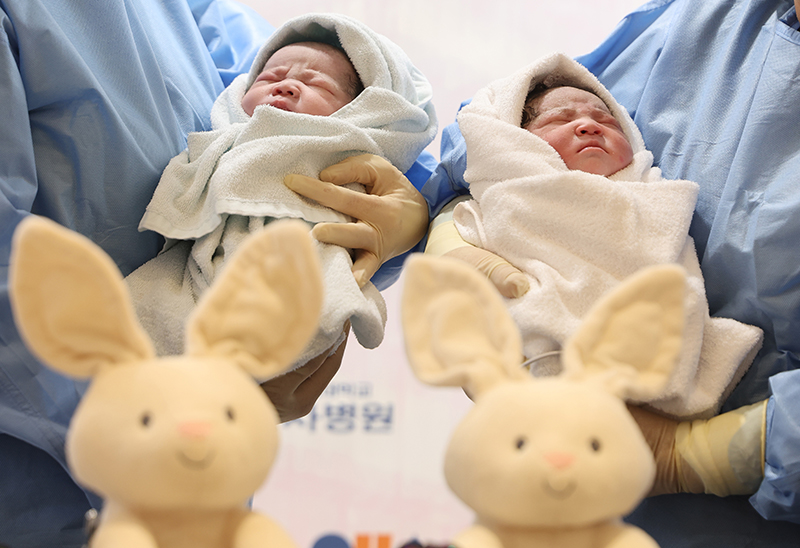 2023년 1월 1일 0시 0분에 태어난 새해 첫 쌍둥이. (사진=저작권자(c) 연합뉴스, 무단 전재-재배포 금지)