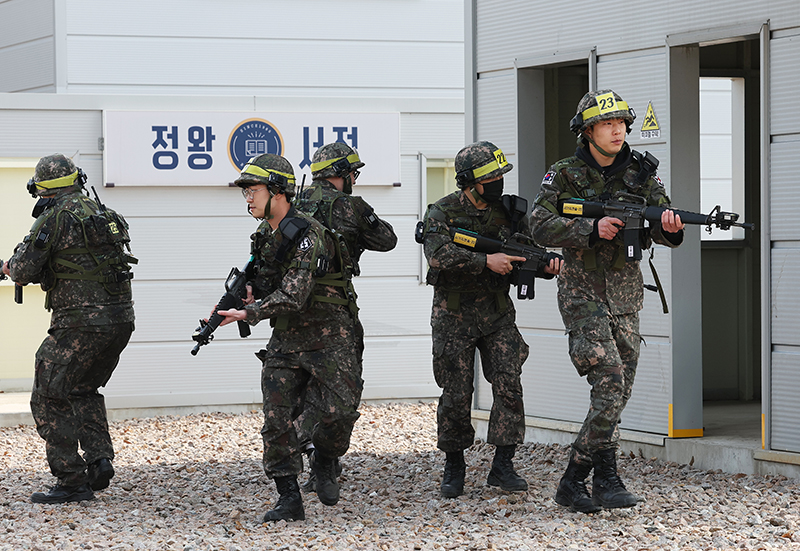 경기도 안산시 육군 제51사단 상록과학화예비군훈련장에서 예비군들이 시가지전술훈련을 하고 있다. (사진=저작권자(c) 연합뉴스, 무단 전재-재배포 금지)