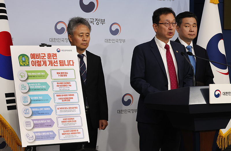 정부서울청사 별관에서 열린 예비군 훈련 참여 불편 해소 및 급식 품질 개선방안 브리핑에서 정승윤 국민권익위원회 부위원장 겸 사무처장이 개선방안을 발표하고 있다. (사진=저작권자(c) 연합뉴스, 무단 전재-재배포 금지)