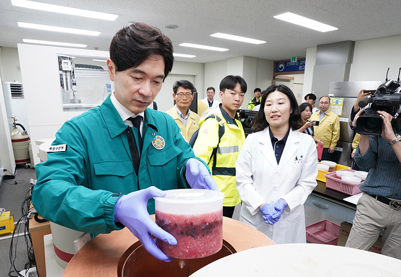 박성훈 해양수산부 차관이 지난 달 7일 국립수산물품질관리원 부산지원을 찾아 방사능 검사 등의 모든 과정을 직접 점검하고 있다. (사진=해양수산부)