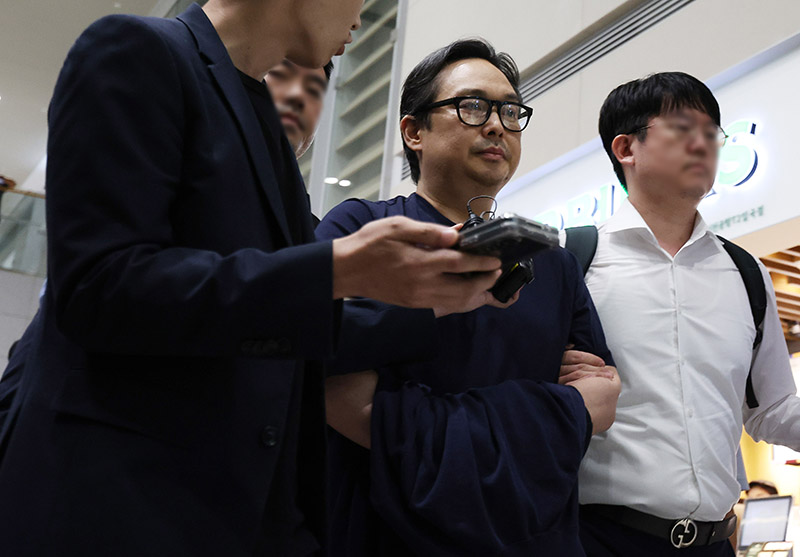 고 유병언 전 세모그룹 회장의 차남 유혁기 씨가 세월호 참사 발생 9년 만에 4일 오전 인천국제공항을 통해 입국, 인천지검으로 압송되고 있다. (사진=저작권자(c) 연합뉴스, 무단 전재-재배포 금지)