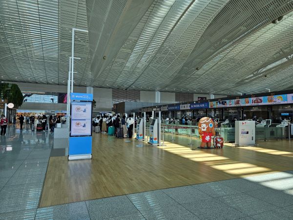 인천국제공항 제2여객터미널. 코로나 이전과 비교해 훨씬 많은 사람이 공항을 이용하고 있었다. 최근 여름휴가를 맞아 해외로 떠나는 국민이 더 늘고 있다고 한다.