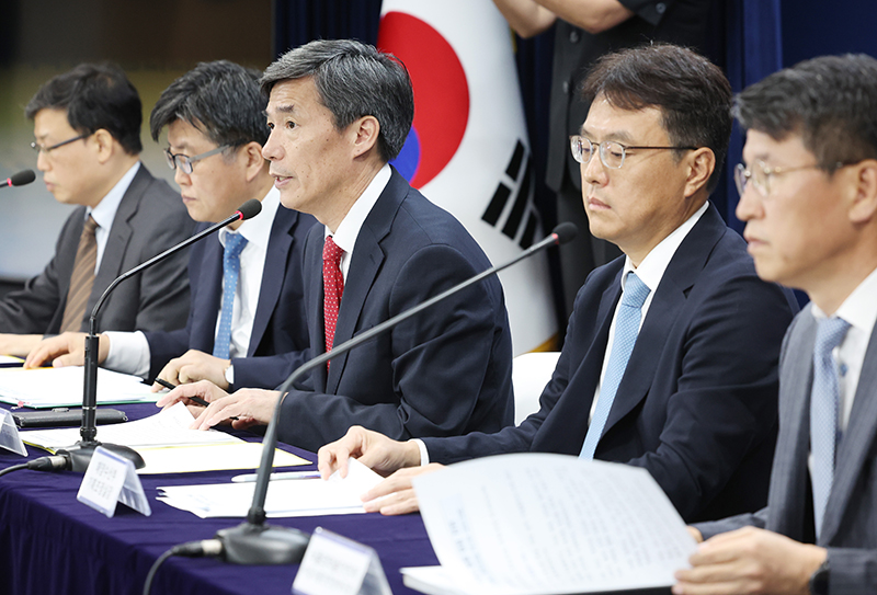 박구연 국무조정실 1차장이 8일 정부서울청사에서 열린 후쿠시마 원전 오염수 방류 관련 일일 브리핑에 참석해 언론 보도에 대한 정부의 입장을 설명하고 있다. (사진=저작권자(c) 연합뉴스, 무단 전재-재배포 금지)