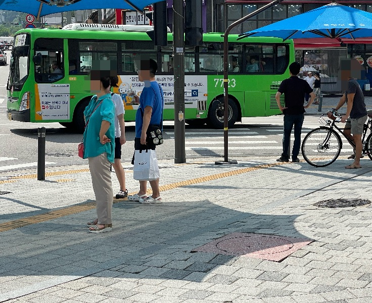 지난 토요일. 전국 대부분 지역에 폭염특보가 내려진 가운데 서울 은평구의 한 횡단보도 앞에 마련된 햇빛 그늘막 아래서 사람들이 신호가 바뀌기를 기다리는 모습.