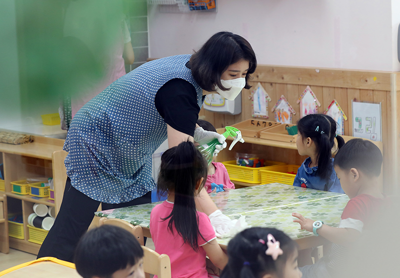 30일 오전 광주 북구청 어린이집에서 보육교사가 어린이들의 급식 전 식탁을 소독하고 있다. (사진=저작권자(c) 연합뉴스, 무단 전재-재배포 금지)
