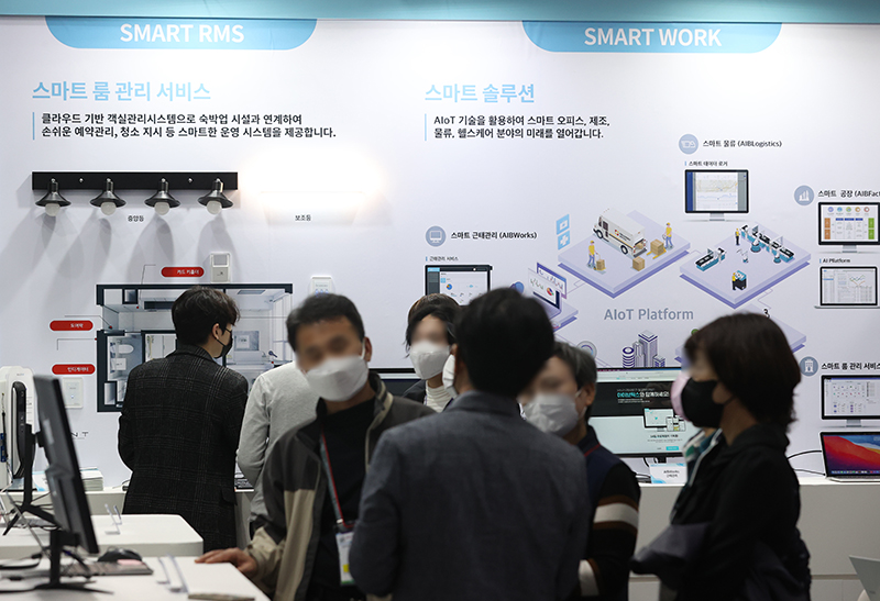 지난해 10월 서울 강남구 코엑스에서 열린 ‘2022 AIoT 국제전시회’에서 참관객들이 스마트 홈 등을 둘러보고 있다. (사진=저작권자(c) 연합뉴스, 무단 전재-재배포 금지)