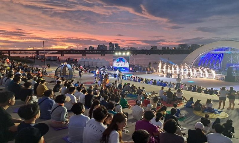 Scouts participating in the 'Seoul Dance Night' held in Yeouido and Gwanghwamun, Seoul.  (Photo = World Scout Jamboree Organizing Committee)
