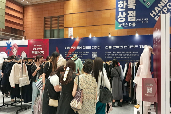 할인율이 높아서 한복상점을 아는 시민들의 발길이 이어졌다.