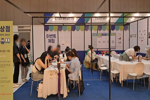 무료로 체험하기도 하고 유료 체험도 마련돼 있는 이벤트 공간도 관람객들이 많이 찾았다.