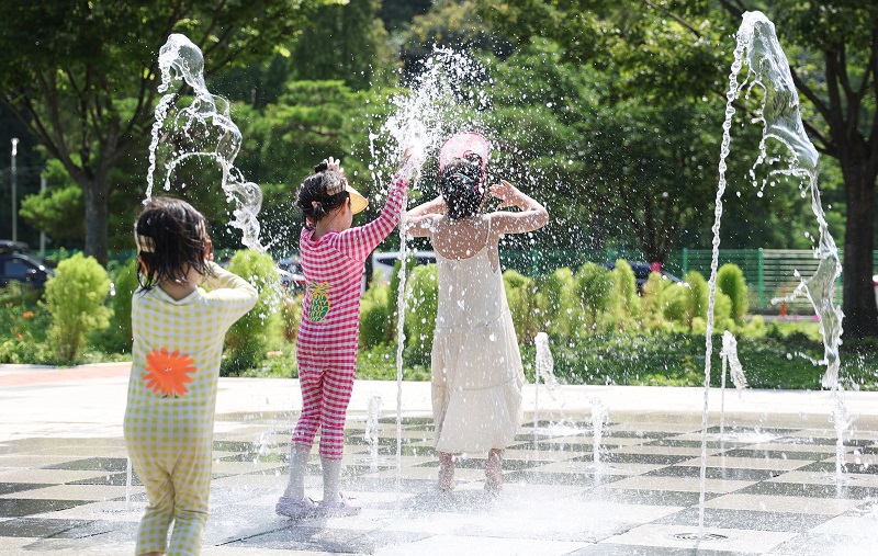 물놀이장을 찾은 어린이들이 물장난을 치며 더위를 식히고 있다. (사진=저작권자(c) 연합뉴스, 무단 전재-재배포 금지)