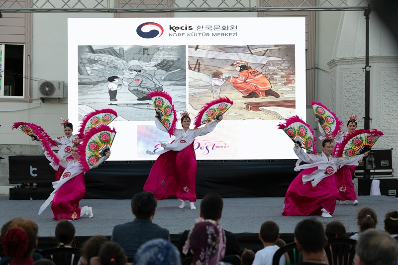 주튀르키예한국문화원 전통공연팀이 부채춤을 선보이고 있다. (사진=주튀르키예한국문화원)