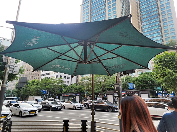 그늘막이 설치된 거리.