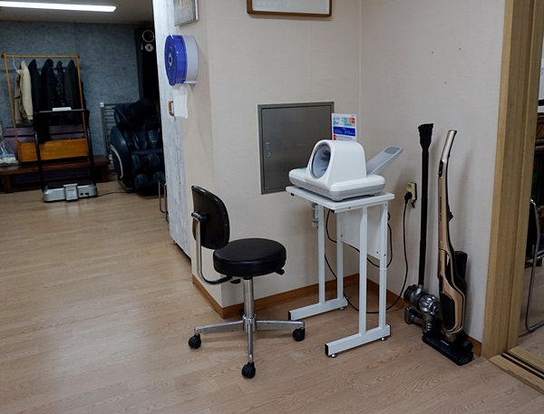 경로당 내부에 혈압측정계가 놓여 있다.