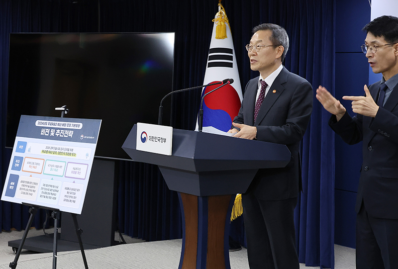 이종호 과학기술정보통신부 장관이 22일 오후 서울 종로구 정부서울청사에서 정부 연구·개발(R&D) 제도 혁신방안과 2024년 국가연구개발사업 예산 배분·조정 결과를 발표하고 있다. (사진=저작권자(c) 연합뉴스, 무단 전재-재배포 금지)