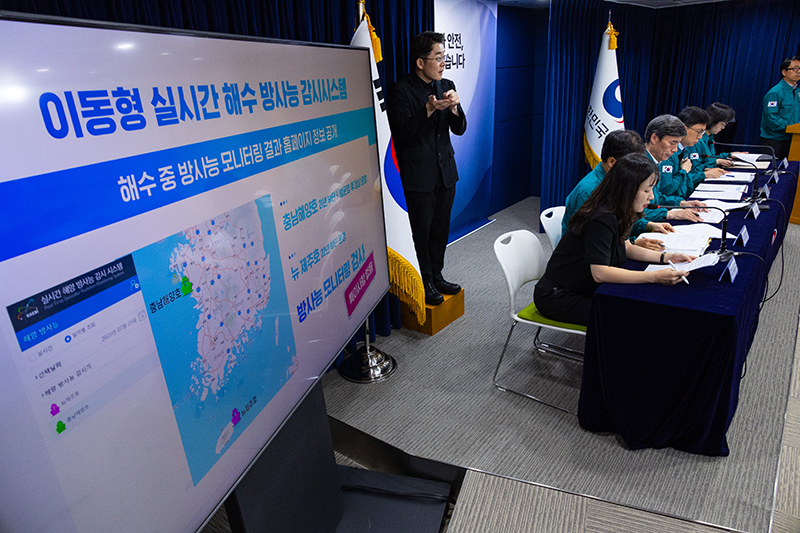 장미 한국원자력연구원 장미 책임연구원이 23일 오후 정부서울청사에서 열린 일본 후쿠시마 원전 오염수 방류 관련 대응 일일브리핑에 참석해 이동형 실시간 해수 방사능 감시스템에 대해 소개하고 있다. (사진=저작권자(c) 연합뉴스, 무단 전재-재배포 금지)