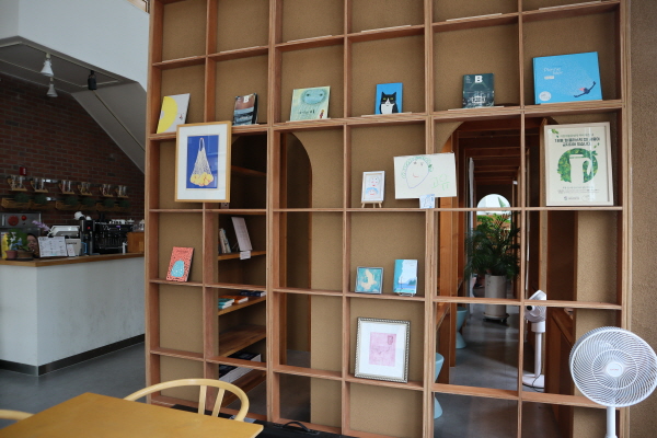 인천 지역의 책과 이야기를 담고 복합문화공간 '인천서점'