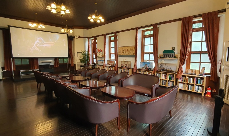 복합문화공간으로 사용되는 &lsquo;제물포구락부&rsquo; 내부