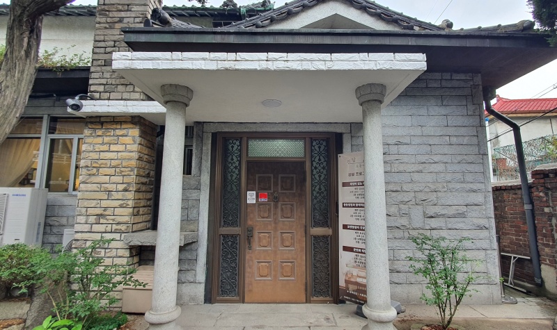 &lsquo;긴담모퉁이집&rsquo;