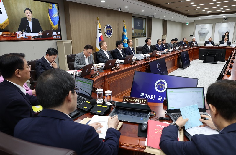 윤석열 대통령이 29일 오전 서울 용산 대통령실 청사에서 국무회의를 주재하고 있다.(사진=저작권자(c) 연합뉴스, 무단 전재-재배포 금지)