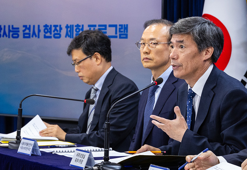 박구연 국무조정실 1차장(왼쪽 세 번째)이 29일 오전 서울 종로구 정부서울청사에서 열린 후쿠시마 원전 오염수 방류 관련 일일 브리핑에 참석해 일본 현지의 방류 상황에 대해 설명하고 있다. (사진=저작권자(c) 연합뉴스, 무단 전재-재배포 금지)