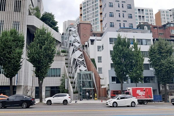 엘리베이터는 주변 경관까지 고려해 잘 어울리면서도 독특한 외관으로 설치됐다.