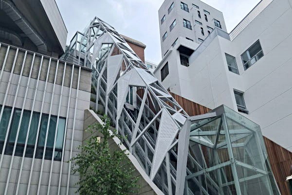 경사 50도 정도인 비탈에 엘리베이터가 들어섰다.