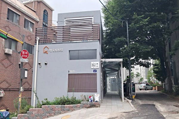 경로당 옆으로 ‘북아현 경사형 엘리베이터’ 입구 표시가 되어 있다.