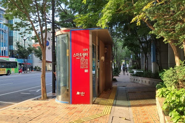 성동형 스마트쉼터는 안전하고 쾌적한 버스 정류장이다.