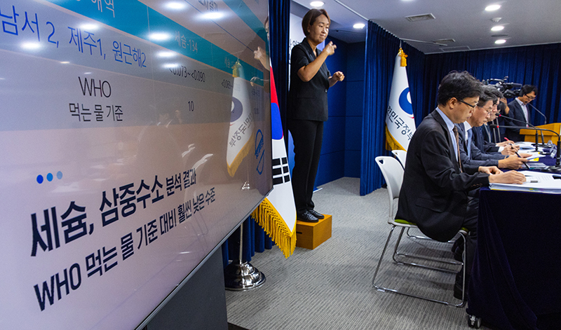30일 정부서울청사에서 열린 일본 후쿠시마 원전 오염수 방류 관련 일일 브리핑에서 박성훈 해양수산부 차관(왼쪽 네 번째) 방류 이후 실시된 바닷물과 수산물 방사능 검사에 관한 결과를 발표하고 있다. (사진=저작권자(c) 연합뉴스, 무단 전재-재배포 금지)