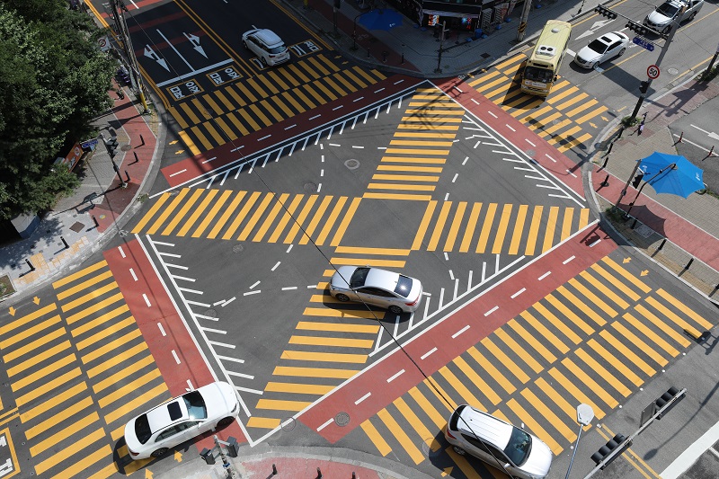 어린이보호구역에 설치된 노란색 횡단보도 위로 차량이 지나가고 있다.(사진=저작권자(c) 뉴스1, 무단 전재-재배포 금지)