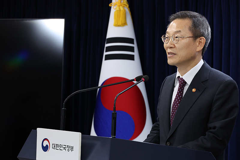 이종호 과학기술정보통신부 장관이 지난 22일 정부서울청사에서 정부 연구·개발(R&D) 제도 혁신방안과 2024년 국가연구개발사업 예산 배분·조정 결과를 발표하고 있다. (사진=저작권자(c) 연합뉴스, 무단 전재-재배포 금지)