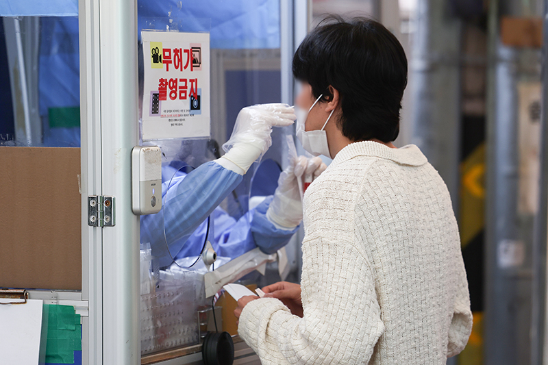 서울 중구보건소에 마련된 선별진료소에서 한 시민이 검사를 받고 있다. (사진=저작권자(c) 연합뉴스, 무단 전재-재배포 금지)