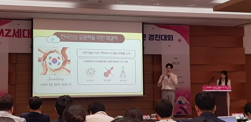 경진대회에 참여하여 발표 중인 ‘빵빵아 옥지아’ 팀