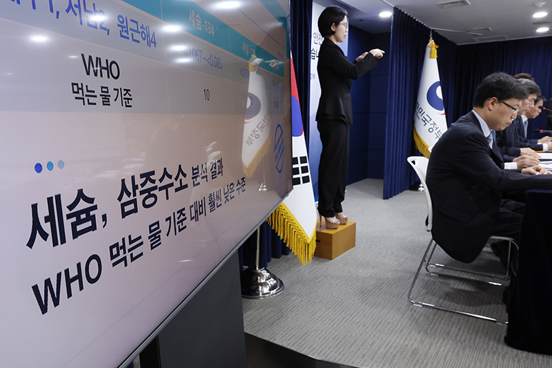 박성훈 해양수산부 차관이 1일 정부서울청사에서 열린 일본 후쿠시마 원전 오염수 방류 관련 일일 브리핑에 참석해 우리 정부가 실시한 해양 방사능 조사 결과와 수산물 방사능 검사 현황을 설명하고 있다. (사진=저작권자(c) 연합뉴스, 무단 전재-재배포 금지)