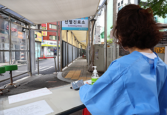 서울 중구보건소에 마련된 선별진료소에서 의료진이 검사자를 기다리고 있다. (사진=저작권자(c) 연합뉴스, 무단 전재-재배포 금지)