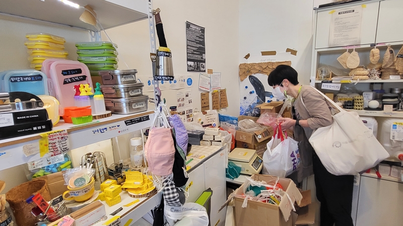 재활용품을 조금씩 자주 가져와서 분리수거를 하는 시민.