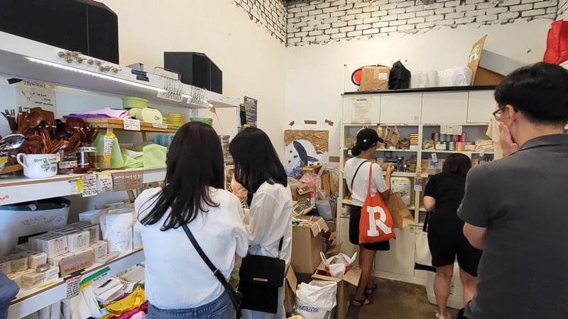 상점 안은 재활용하는 사람과 구경하는 사람, 용액을 리필하는 사람들로 인산인해였다.