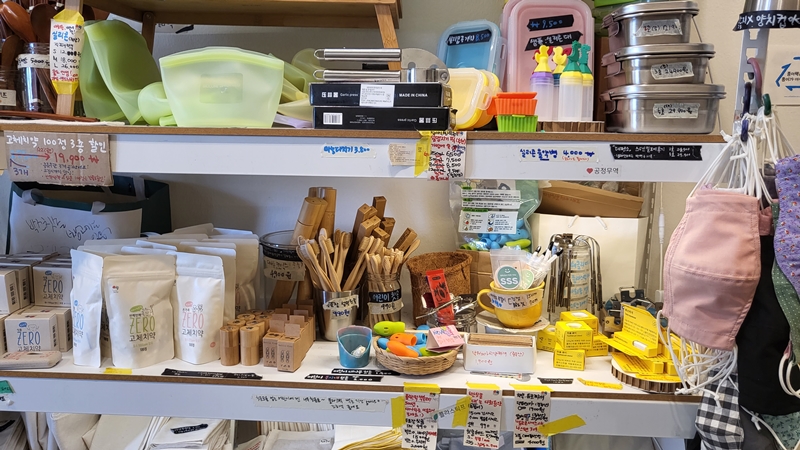친환경 소재를 이용한 소품들이 다양하게 진열되어 있었다.
