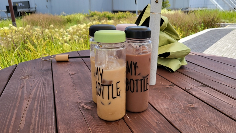 개인 텀블러를 사용해 음료를 주문했다.