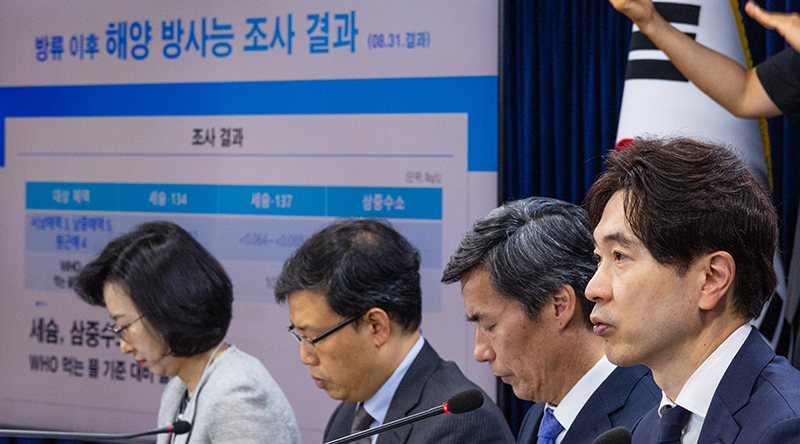 박성훈 해양수산부 차관(오른쪽)이 4일 정부서울청사에서 열린 일본 후쿠시마 원전 오염수 방류 관련 일일 브리핑에 참석해 우리 정부가 측정한 우리 해역 방사능 측정값에 대해 설명하고 있다. (사진=저작권자(c) 연합뉴스, 무단 전재-재배포 금지)